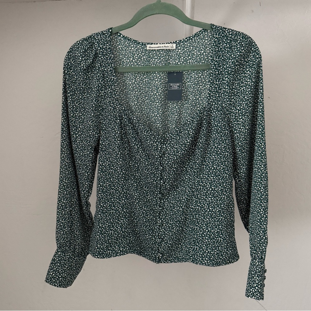Bundle 3 for 50% off NWT Abercrombie & Fitch Green and White Ditzy Print Blouse